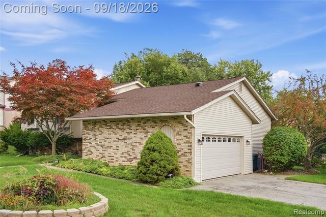 35697 Briar Ridge Lane, Farmington, MI 48335