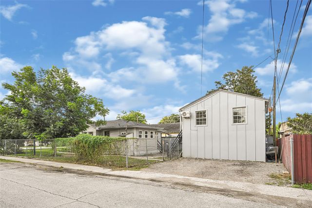 302 S 72nd Street, Houston, TX 77011