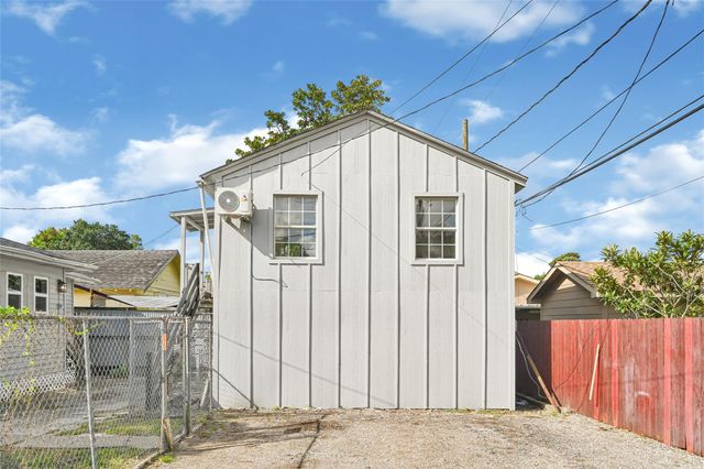 302 S 72nd Street, Houston, TX 77011