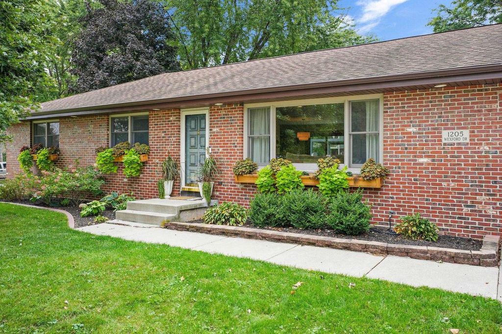 1205 Wexford Drive, Waunakee, WI 53597