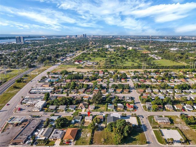 562 W 4th St, Riviera Beach, FL 33404