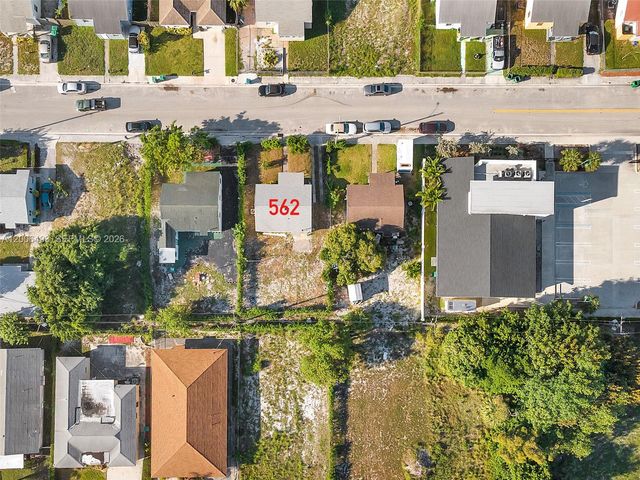 562 W 4th St, Riviera Beach, FL 33404