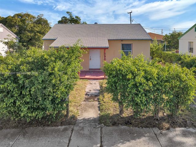 562 W 4th St, Riviera Beach, FL 33404