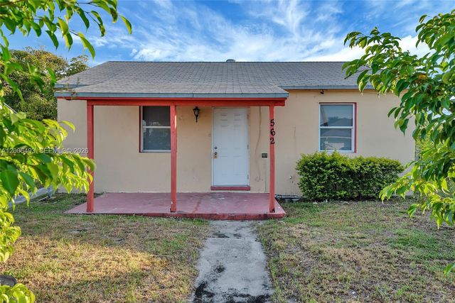 562 W 4th St, Riviera Beach, FL 33404
