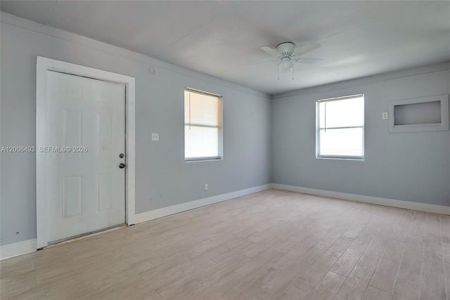 562 W 4th St, Riviera Beach, FL 33404