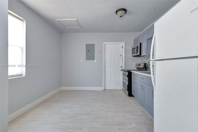 562 W 4th St, Riviera Beach, FL 33404