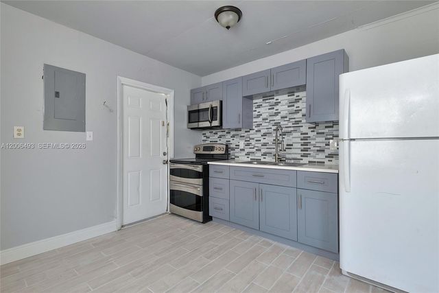 562 W 4th St, Riviera Beach, FL 33404