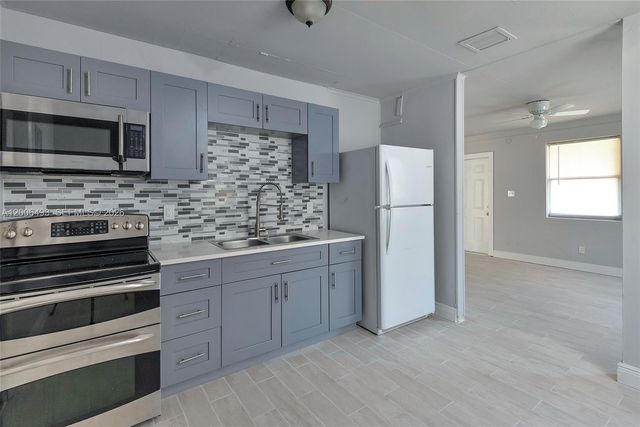 562 W 4th St, Riviera Beach, FL 33404