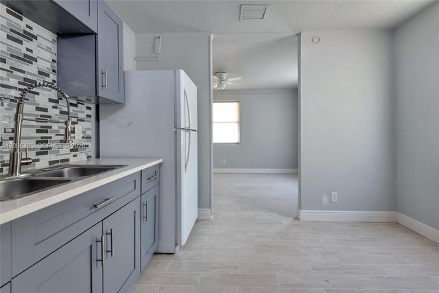 562 W 4th St, Riviera Beach, FL 33404