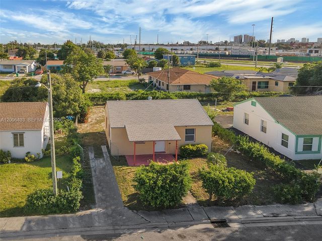 562 W 4th St, Riviera Beach, FL 33404