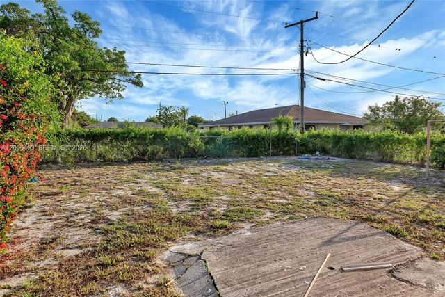 562 W 4th St, Riviera Beach, FL 33404