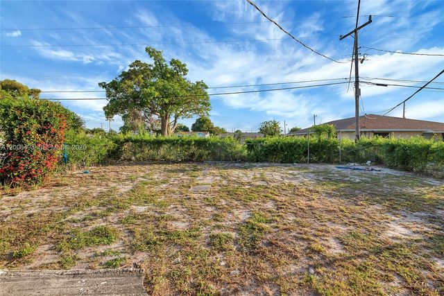562 W 4th St, Riviera Beach, FL 33404