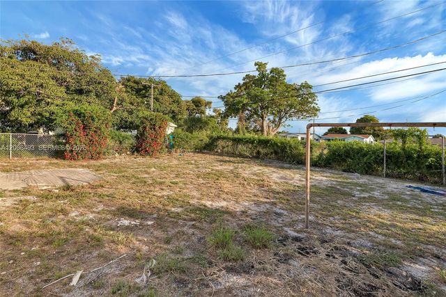 562 W 4th St, Riviera Beach, FL 33404