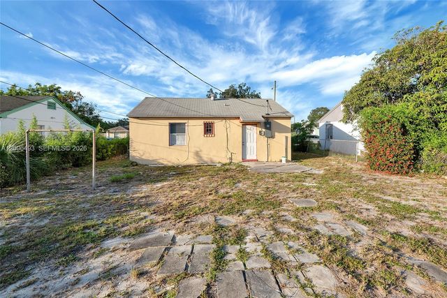 562 W 4th St, Riviera Beach, FL 33404