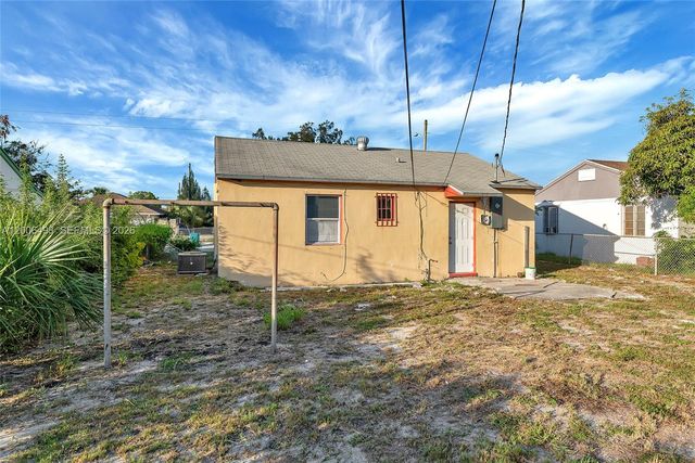 562 W 4th St, Riviera Beach, FL 33404
