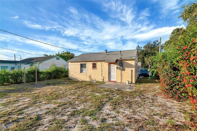 562 W 4th St, Riviera Beach, FL 33404