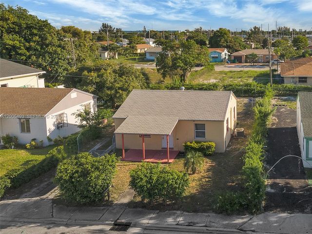 562 W 4th St, Riviera Beach, FL 33404