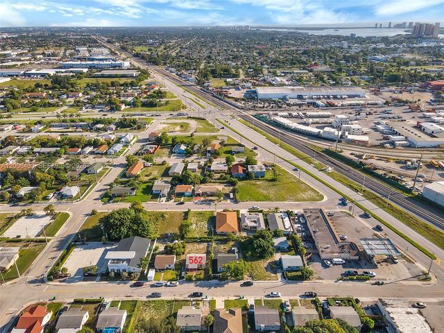 562 W 4th St, Riviera Beach, FL 33404