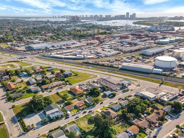 562 W 4th St, Riviera Beach, FL 33404