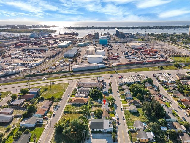 562 W 4th St, Riviera Beach, FL 33404