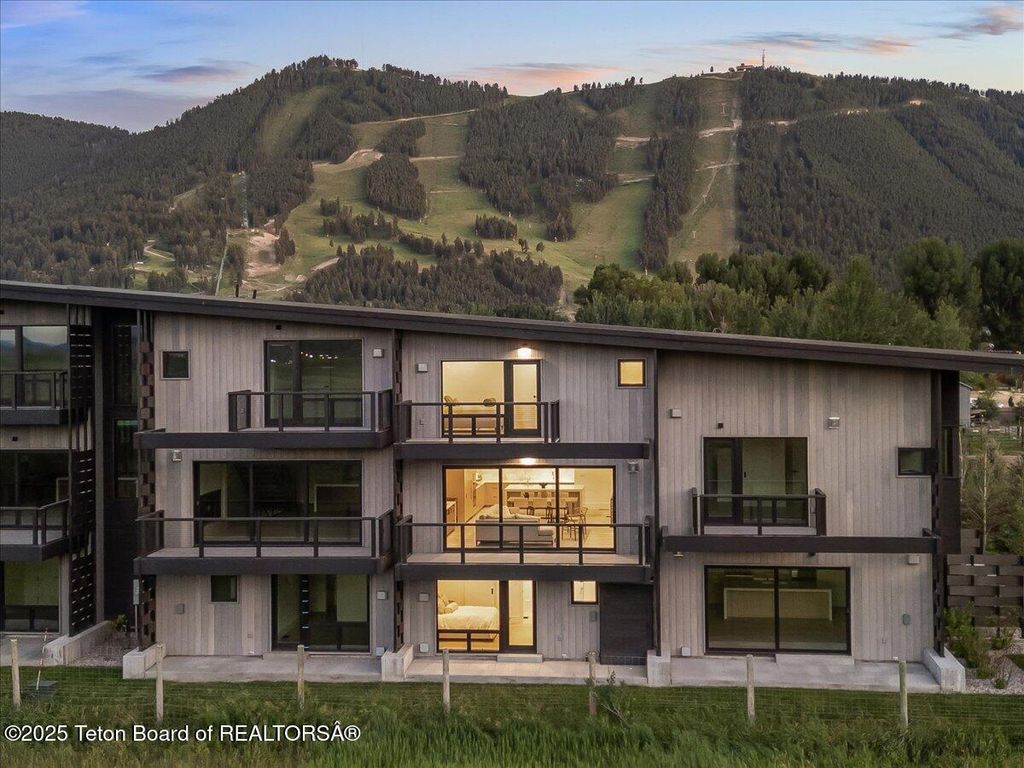 420 HIDDEN HOLLOW Drive, Jackson, WY 83001 photo 2