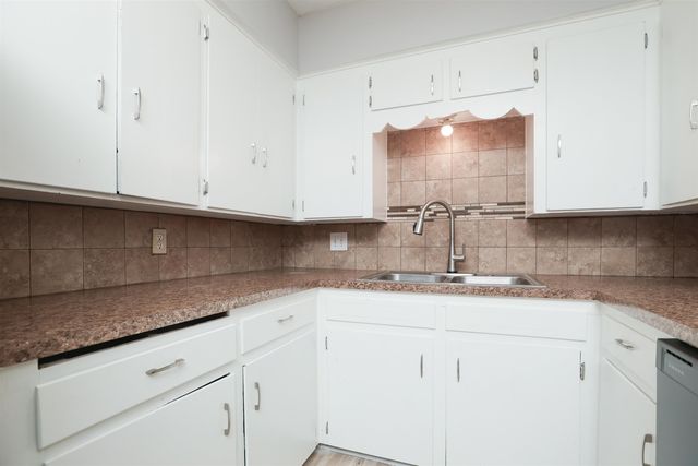 2940 S Bennett Ave, Wichita, KS 67217