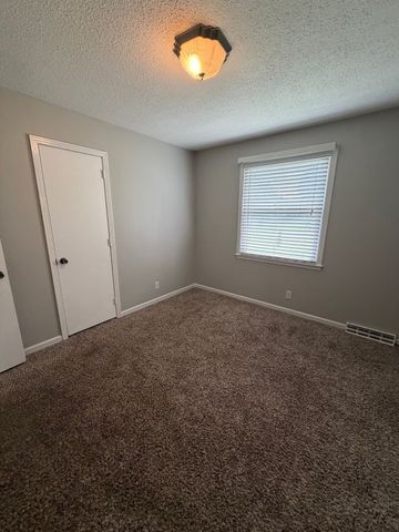 160 E Regent Dr, Clarksville, TN 37043