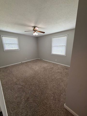 160 E Regent Dr, Clarksville, TN 37043
