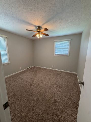 160 E Regent Dr, Clarksville, TN 37043