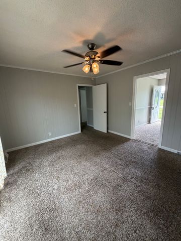 160 E Regent Dr, Clarksville, TN 37043