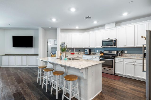 6816 E Woodward Avenue, Fresno, CA 93727