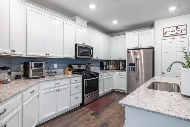 6816 E Woodward Avenue, Fresno, CA 93727