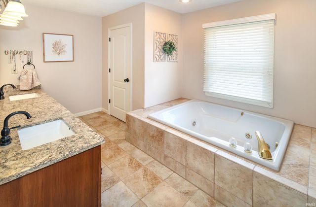 3599 Crossgate Court, Newburgh, IN 47630