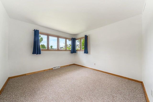 690 W 5TH AVENUE, Oshkosh, WI 54902