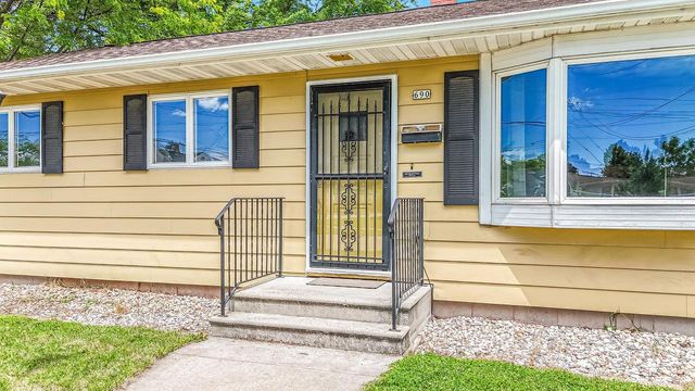 690 W 5TH AVENUE, Oshkosh, WI 54902