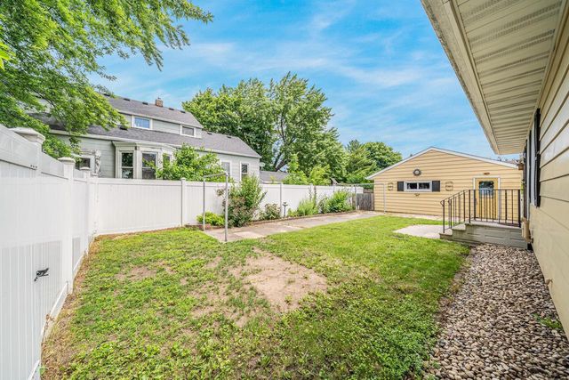 690 W 5TH AVENUE, Oshkosh, WI 54902