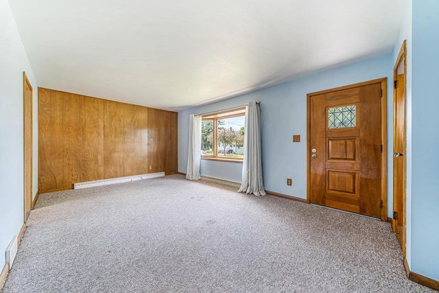 690 W 5TH AVENUE, Oshkosh, WI 54902