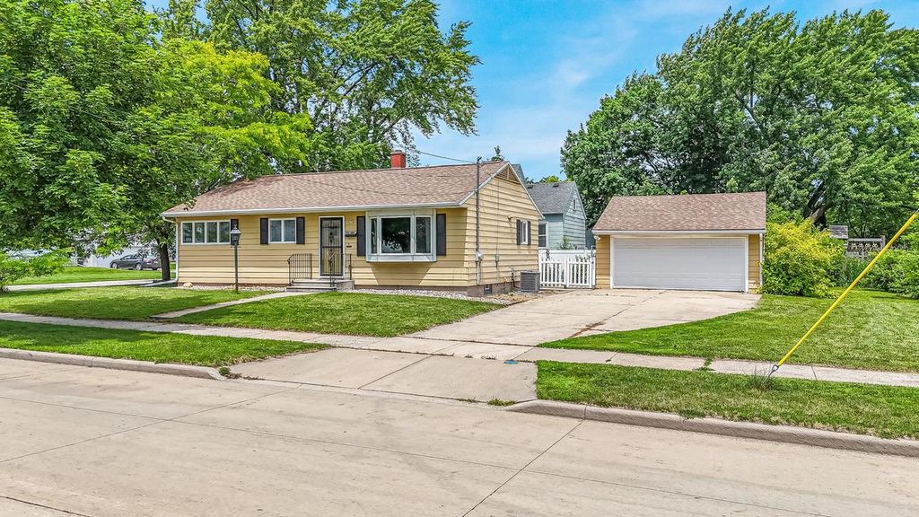 690 W 5TH AVENUE, Oshkosh, WI 54902