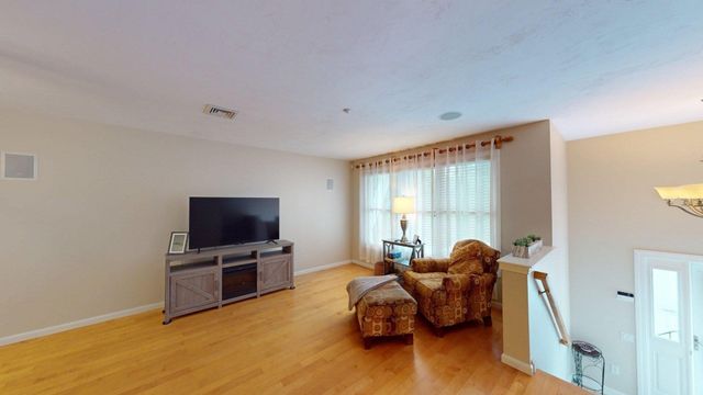 660 Thacher 14-02, Attleboro, MA 02703