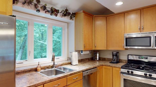 660 Thacher 14-02, Attleboro, MA 02703