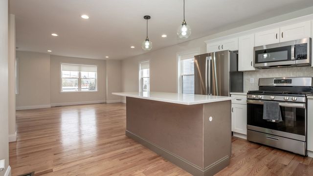 32 Union St 32, Lowell, MA 01852