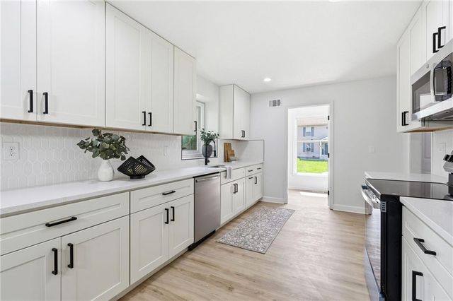 2424 NW Leann Drive, Blue Springs, MO 64014