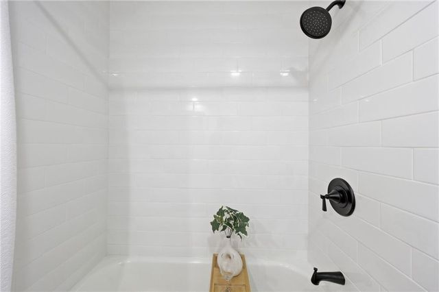 2424 NW Leann Drive, Blue Springs, MO 64014