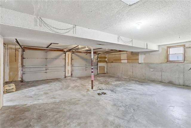 2424 NW Leann Drive, Blue Springs, MO 64014