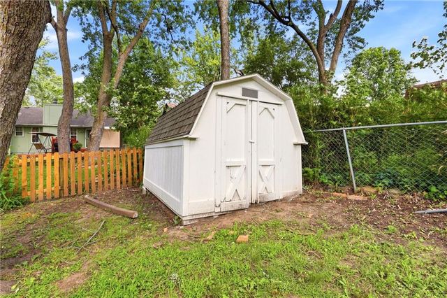 2424 NW Leann Drive, Blue Springs, MO 64014