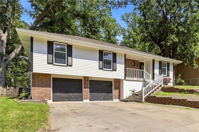 2424 NW Leann Drive, Blue Springs, MO 64014