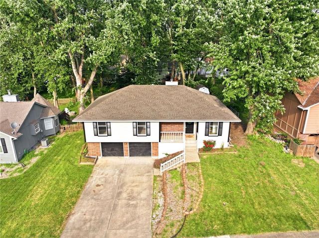 2424 NW Leann Drive, Blue Springs, MO 64014