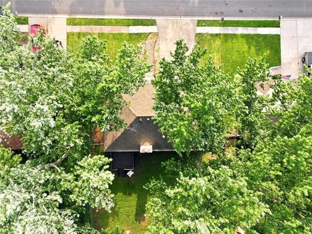 2424 NW Leann Drive, Blue Springs, MO 64014