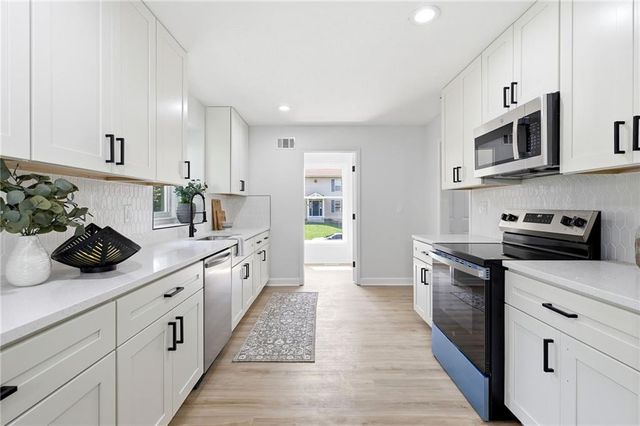 2424 NW Leann Drive, Blue Springs, MO 64014