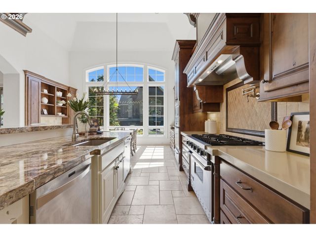 951 ATWATER Rd, Lake Oswego, OR 97034